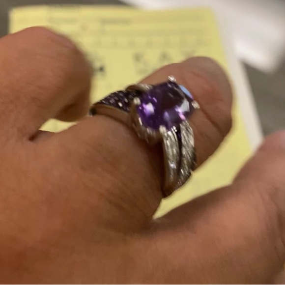 10k While Gold Amethyst & Diamond Ring - Picture 5 of 7